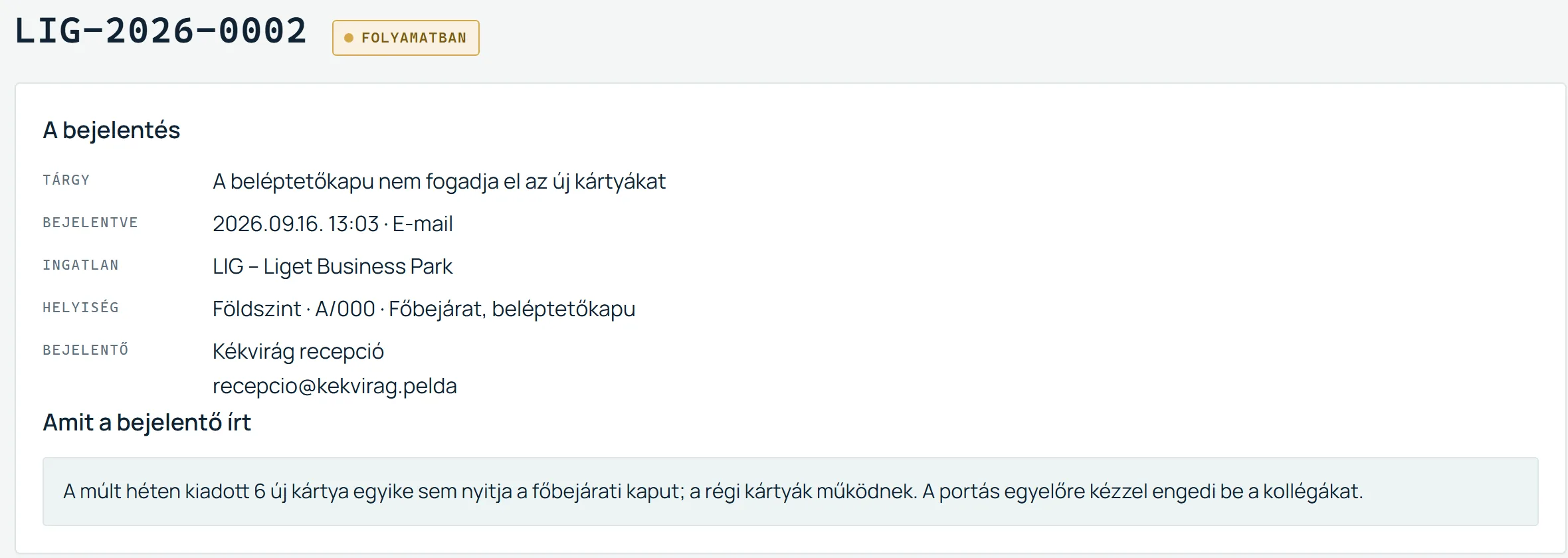 Egy megnyitott hibajegy a kezelőfelületen: jegyszám, állapot, tárgy, ingatlan, helyiség, bejelentő és a csatolt fényképek.